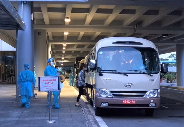 Các phương tiện chuyên dụng của Bộ Tư lệnh Quân khu 9 đưa công dân về khu cách ly tại Trung đoàn 897.