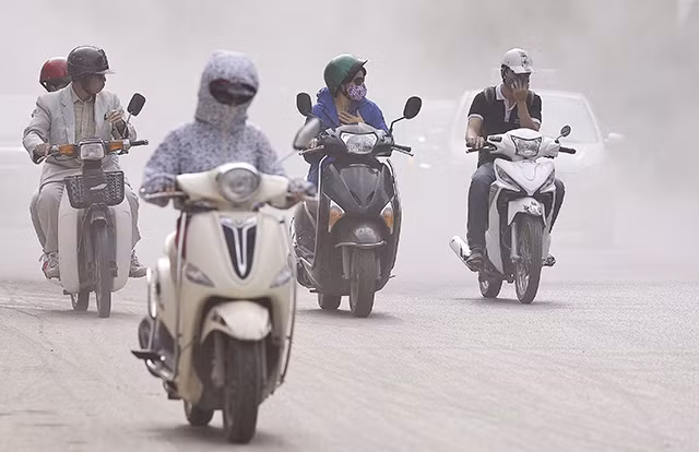 Hà Nội trải qua khoảng thời gian dài ô nhiễm không khí ở mức nguy hại. Ảnh: QUANG VINH