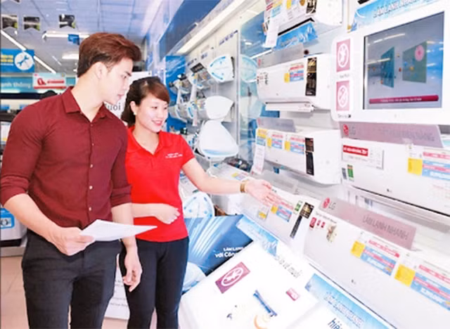 Khách hàng chọn mua sản phẩm điện lạnh.