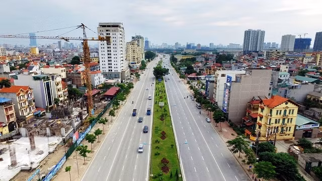 Đường Võ Chí Công, một tuyến đường đẹp, hiện đại mới được Thành phố xây dựng, nối trung tâm Thành phố với cầu Nhật Tân và đường Võ Nguyên Giáp đến sân bay quốc tế Nội Bài.