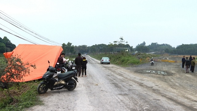 Quá bức xúc người dân đã dựng lều phản đối việc khai thác đá của Công ty Xi-măng Vicem Sông Thao.