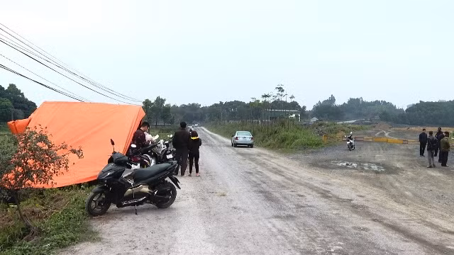 Quá bức xúc người dân đã dựng lều phản đối việc khai thác đá của Công ty Xi-măng Vicem Sông Thao.