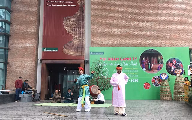 Biểu diễn chèo làng Khuốc.