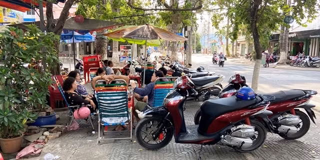Vỉa hè đường Phạm Hồng Thái vẫn ghép bàn để bảy người cùng cà-phê vui vẻ.