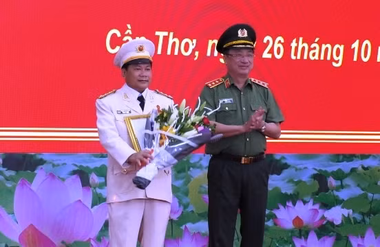 Thượng tướng Nguyễn Văn Thành trao quyết định của Bộ trưởng Công an cho Đại tá Nguyễn Văn Thuận.