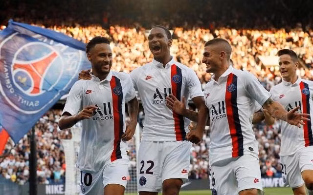 Neymar (bìa trái) đánh dấu ngày trở lại bằng bàn thắng quan trọng phút bù giờ, giúp PSG giành trọn ba điểm trước Strasbourg. (Ảnh: Reuters)