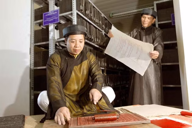 Trình diễn cách thức in ấn văn bản hành chính từ các mộc bản.