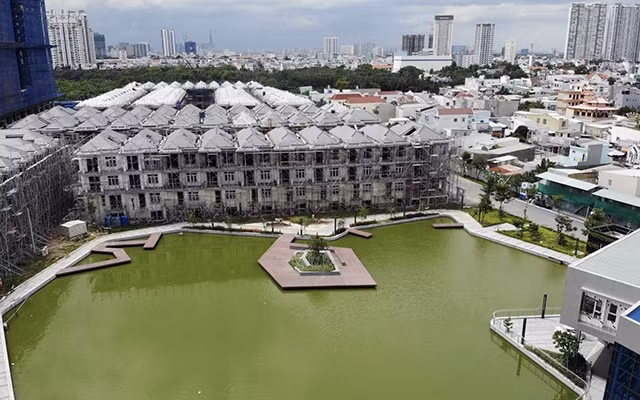 Một dự án bất động sản tại quận 7, TP Hồ Chí Minh đang ngừng thi công vì những vướng mắc, xung đột của pháp luật.