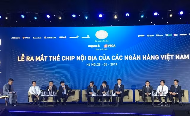 Bảy ngân hàng đầu tiên chuyển đổi thẻ từ sang thẻ chip nội địa