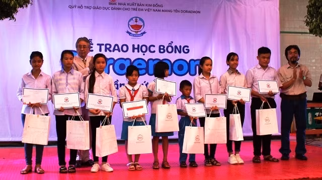 Ông Yoshiaki Ito và Giám đốc Nhà xuất bản Kim Đồng Phạm Quang Vinh trao tặng học bổng cho các em thiếu nhi xuất sắc.