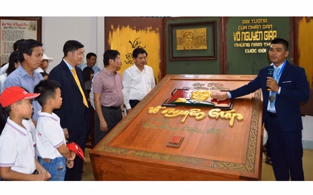 Lễ tiếp nhận sách thư pháp bằng tiếng Việt “Đại tướng của nhân dân - Võ Nguyên Giáp - Những năm tháng cuộc đời”.