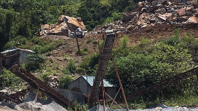 Nhiều tảng đá lớn có nguy cơ tiếp tục lăn xuống khu vực sân công nghiệp và đường Nguyên Phúc đi Sỹ Bình.
