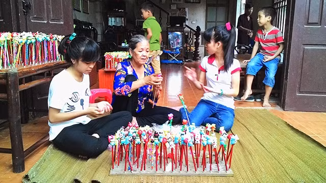 Nghệ nhân Với Hải dạy trẻ em trong làng.