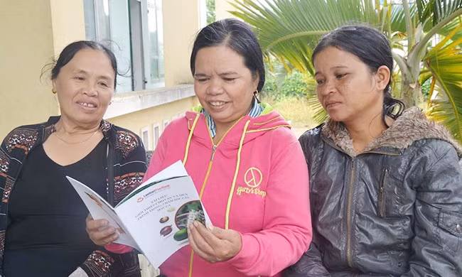 Các thành viên Câu lạc bộ Phụ nữ với pháp luật không chỉ tuyên truyền pháp luật mà còn trao đổi kinh nghiệm trong việc làm kinh tế.