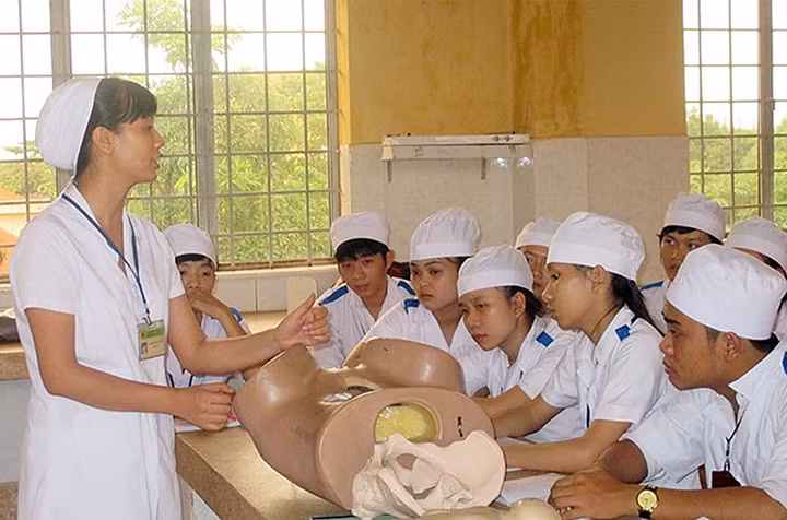 Một buổi thực tập về sức khỏe sinh sản của học sinh Trường trung cấp Y tế Bình Phước. 