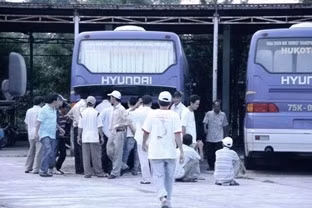 Tài xế của Công ty Huko Trans kéo đến công ty đòi tiền.