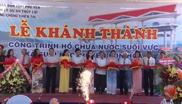 Cắt băng khánh thành hồ chứa nước Suối Vực.