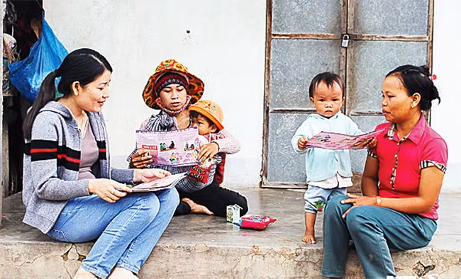 Cán bộ chuyên trách dân số xã Phước Trung, huyện Bác Ái (Ninh Thuận) tuyên truyền, vận động người dân thực hiện kế hoạch hóa gia đình. Ảnh: MỸ DUNG