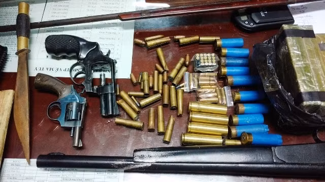 Bốn bánh heroin cùng lượng vũ khí “khủng” là tang vật của Chuyyên án 616P do CATP Nam Định vừa đấu tranh thành công.