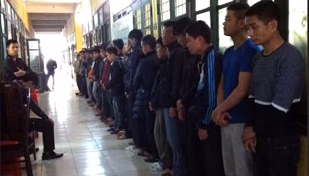 Các con bạc bị bắt giữ tại Cơ quan điều tra - Công an tỉnh Nam Định.