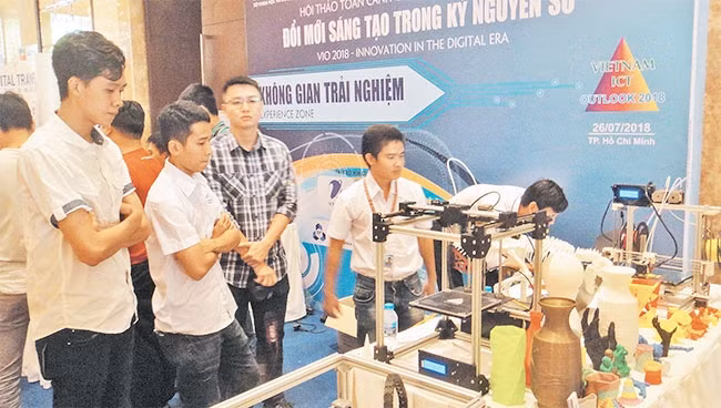 Khách tham quan Khu trải nghiệm công nghệ 4.0 được trưng bày tại quận Phú Nhuận.