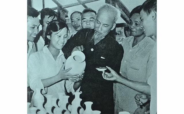 Trong chuyến thăm Nhà máy sứ Hải Dương, Chủ tịch Hồ Chí Minh đề tặng mấy chữ "Cố gắng, tiến bộ" trên chiếc lọ hoa, sản phẩm của nhà máy (26-7-1962). Ảnh tư liệu