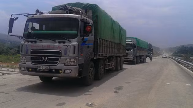 Xe quá tải hoành hành trên đường cao tốc Nội Bài – Lào Cai.