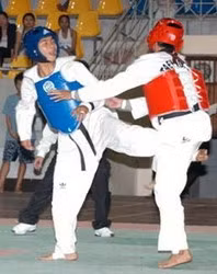 VĐV thi đấu đối kháng.