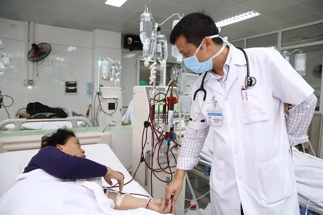Uống ít nước, bạn sẽ đối mặt với nhiều nguy cơ về sức khỏe