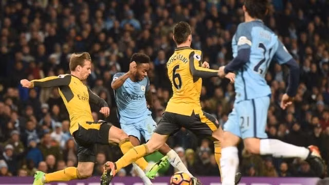R. Sterling (áo xanh, trái) ấn định chiến thắng 2-1 cho Man City.