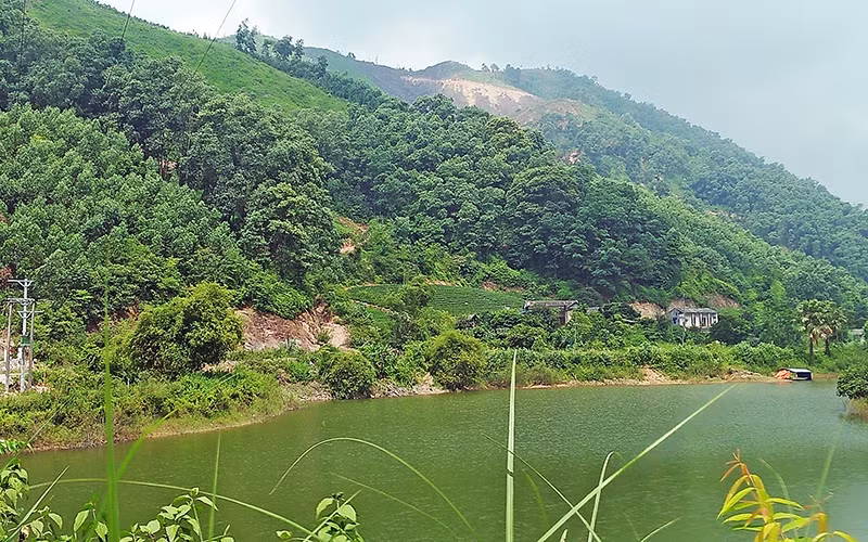 Người dân địa phương sinh sống xen kẽ trong khu vực rừng phòng hộ hồ Núi Cốc.