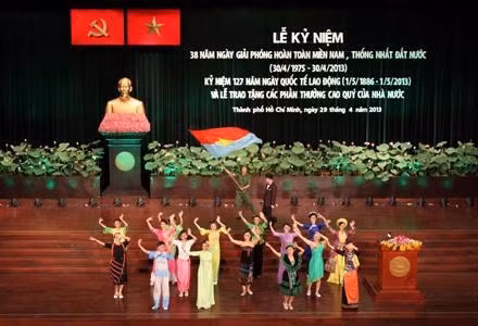 Biểu diễn văn nghệ chào mừng tại Lễ kỷ niệm. 