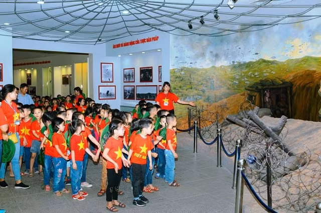 Học sinh tham quan Bảo tàng Chiến thắng lịch sử Điện Biên Phủ.