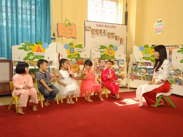 Giờ kể chuyện tại Trường mẫu giáo mầm non A Ba Đình (Hà Nội) (Ảnh minh họa: THÙY LINH)