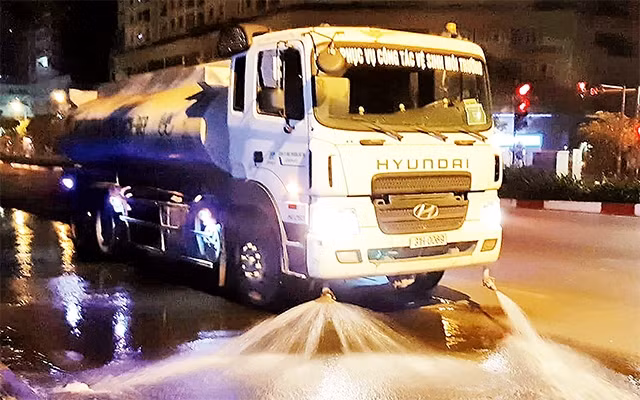 Công ty TNHH một thành viên Môi trường đô thị Hà Nội (URENCO) triển khai rửa đường ban đêm tại các tuyến đường trung tâm thành phố. Ảnh: Hoàng Hiệp