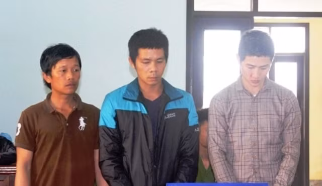 Ba đối tượng hành hung bác sĩ tại phiên tòa.