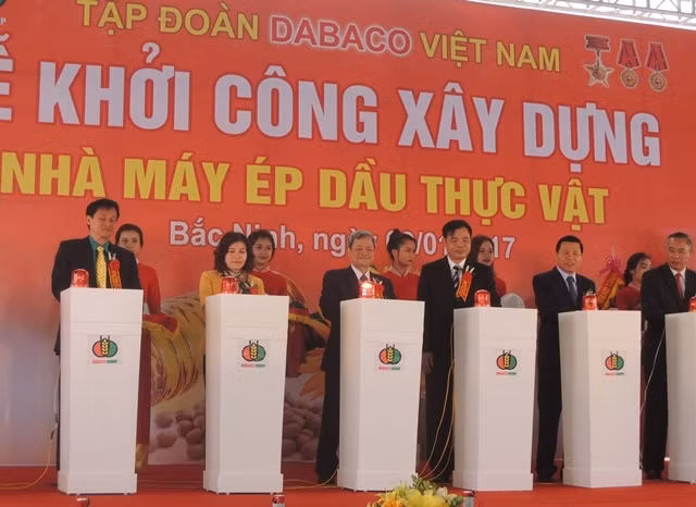 Bộ trưởng Nông nghiệp và Phát triển nông thôn Nguyễn Xuân Cường cùng các đại biểu bấm nút khởi công xây dựng Nhà máy ép dầu thực vật DABACO.