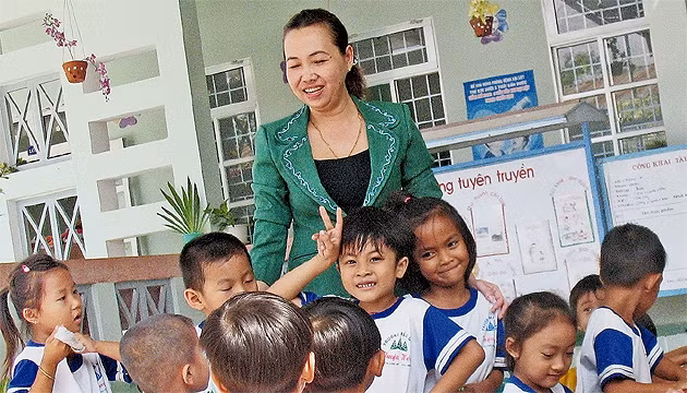 Cô và trò Trường mẫu giáo Thuận Hòa, huyện Long Mỹ trong ngôi trường mới.