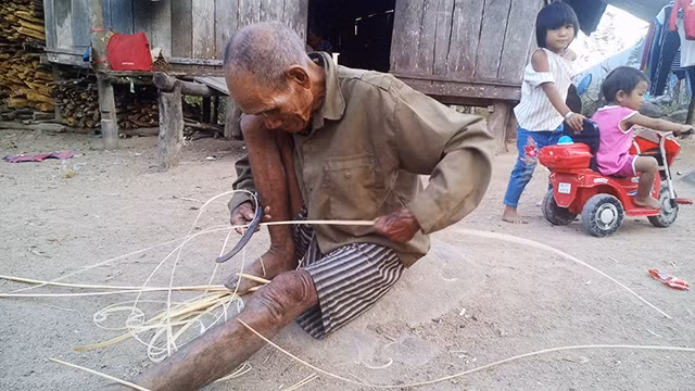 Cuộc sống thường ngày ở làng Tbung. Ảnh: VĂN HÀO