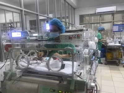 BSCK II Nguyễn Thu Hoa, Phó Giám đốc Trung tâm Chăm sóc và điều trị Sơ sinh, chăm sóc trẻ sinh non.
