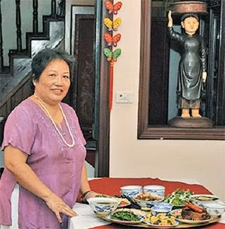 Nghệ nhân Phạm Ánh Tuyết giới thiệu mâm cỗ Tết cổ truyền của người Hà Nội.