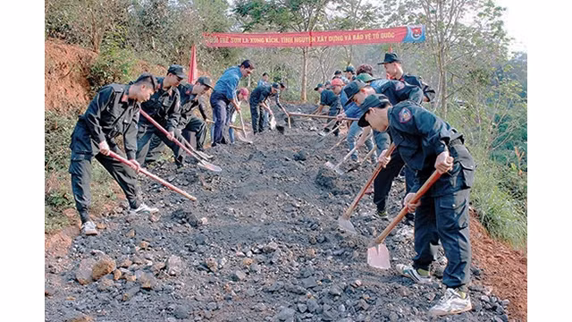 Đoàn viên, thanh niên tỉnh Sơn La tham gia san lấp mặt đường tại bản Pảng, xã Chiềng Đen.