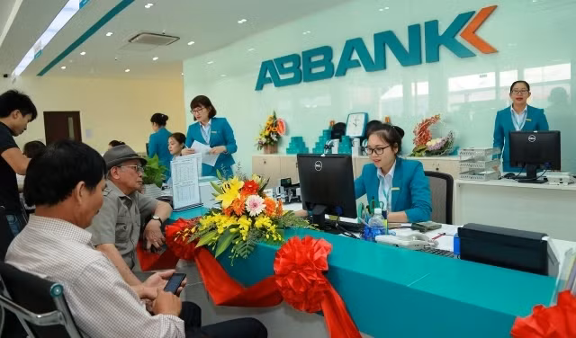 Khách hàng đến giao dịch tại ABBANK.