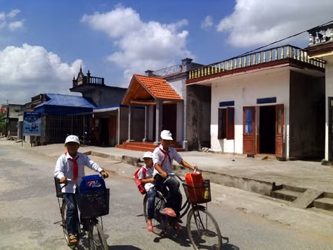 Nhờ sự quan tâm của chính quyền địa phương, hầu hết người dân làng chài Cao Bình, xã Hồng Tiến, huyện Kiến Xương (Thái Bình) đã lên bờ định cư ổn định cuộc sống.