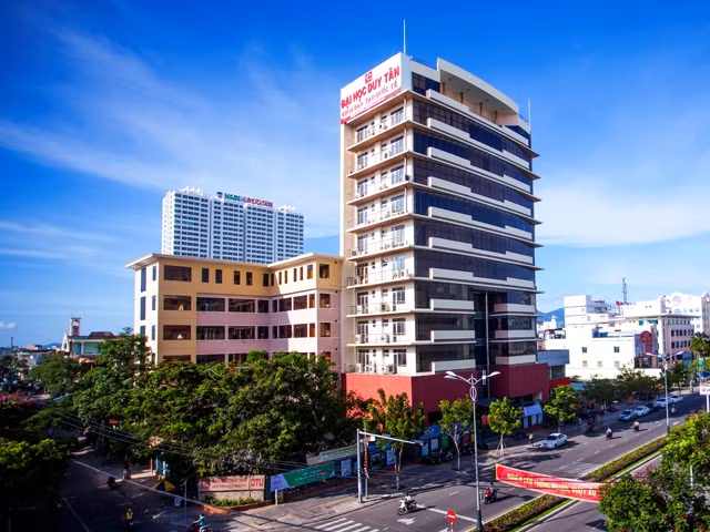 Cơ sở chính của Trường đại học Duy Tân trên đường Nguyễn Văn Linh (TP Đà Nẵng).