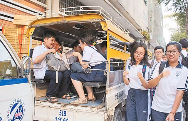 Nhiều xe đưa đón học sinh là xe cũ khiến các em không mặn mà với loại hình phương tiện dịch vụ này.