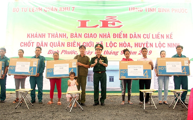 Lãnh đạo Quân khu 7 hỗ trợ thiết bị nghe nhìn cho các hộ dân sống gần chốt dân quân biên giới.