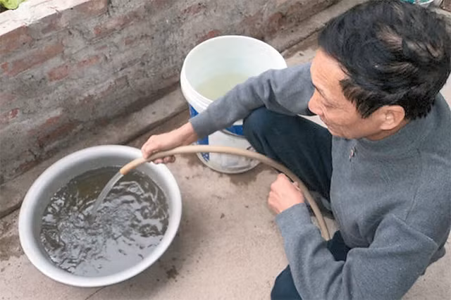 Nước giếng khoan tại khu vực xã Đại Thịnh (Mê Linh) được người dân bơm lên để sử dụng.