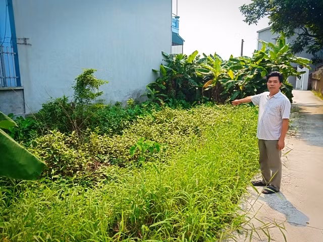 Ông Hoàng Trọng Dương bên lô đất trúng thầu nhưng 14 năm qua không được địa phương làm thủ tục bàn giao đất.