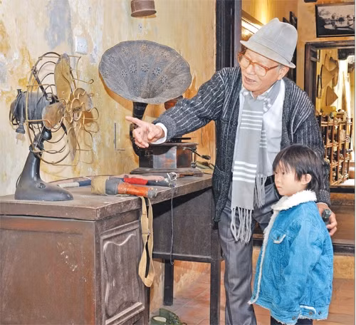  Du khách tham quan ngôi nhà di sản 87 Mã Mây (Hà Nội). Ảnh:MINH QUYẾT.